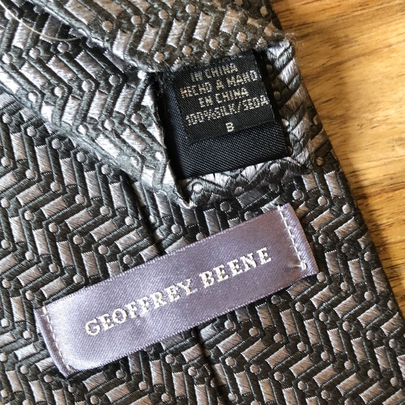 GEOFFREY BEENE 100% silk Grey Silver Textured “line” SafetyPin Pattern $129 NEW - Picture 5 of 16